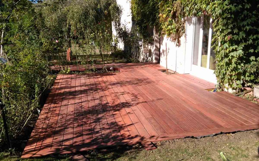 Un aménagement de terrasse en bois exotique