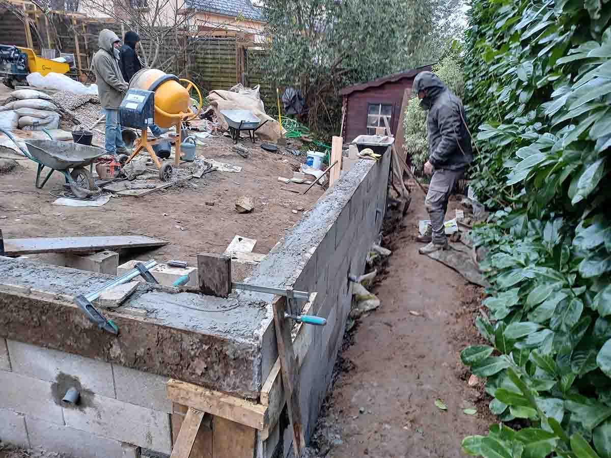 chantier jardin Remplissage du muret de béton